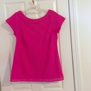 Lilly Pulitzer lovely top! Classy & comfortable w/buttons & ruffled collar. Sz 8